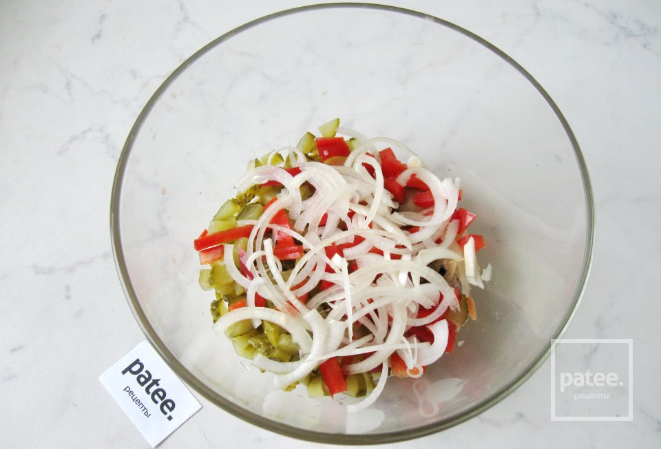 Салат с маринованными грибами и квашеной капустой - Шаг 6