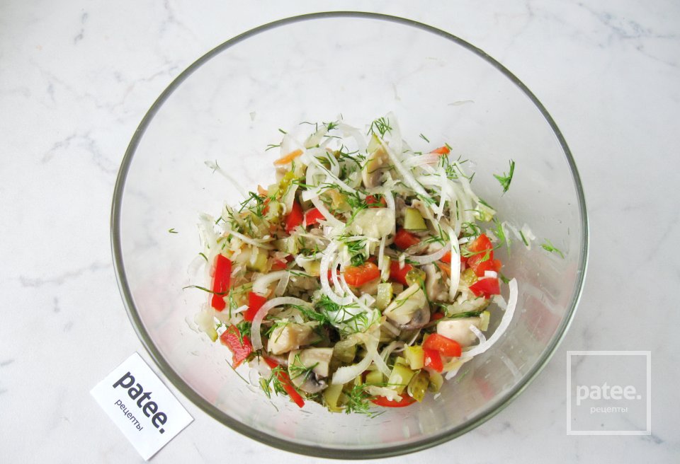 Салат с маринованными грибами и квашеной капустой - Шаг 8