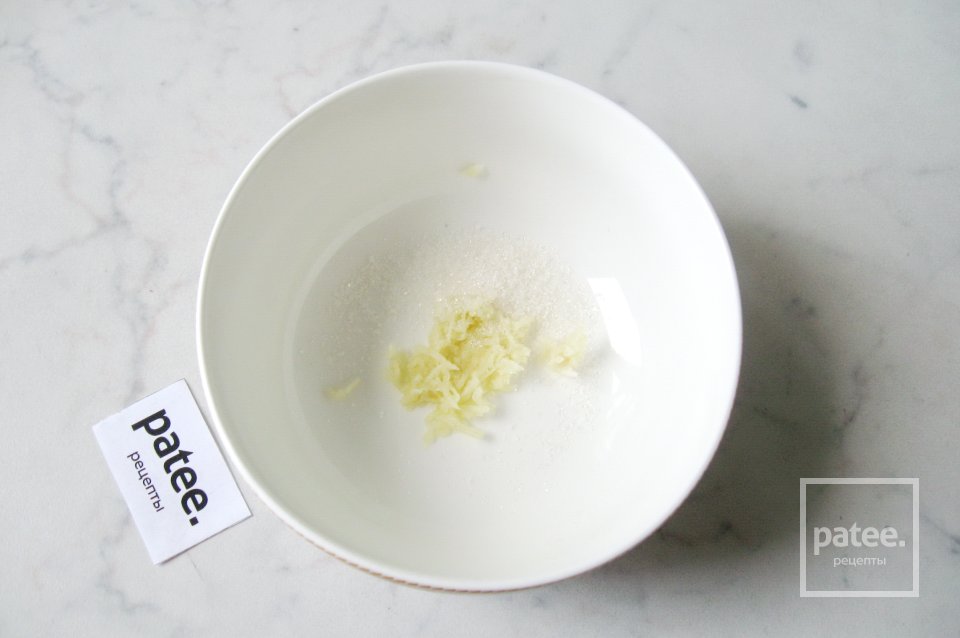 Салат с маринованными грибами и квашеной капустой - Шаг 9