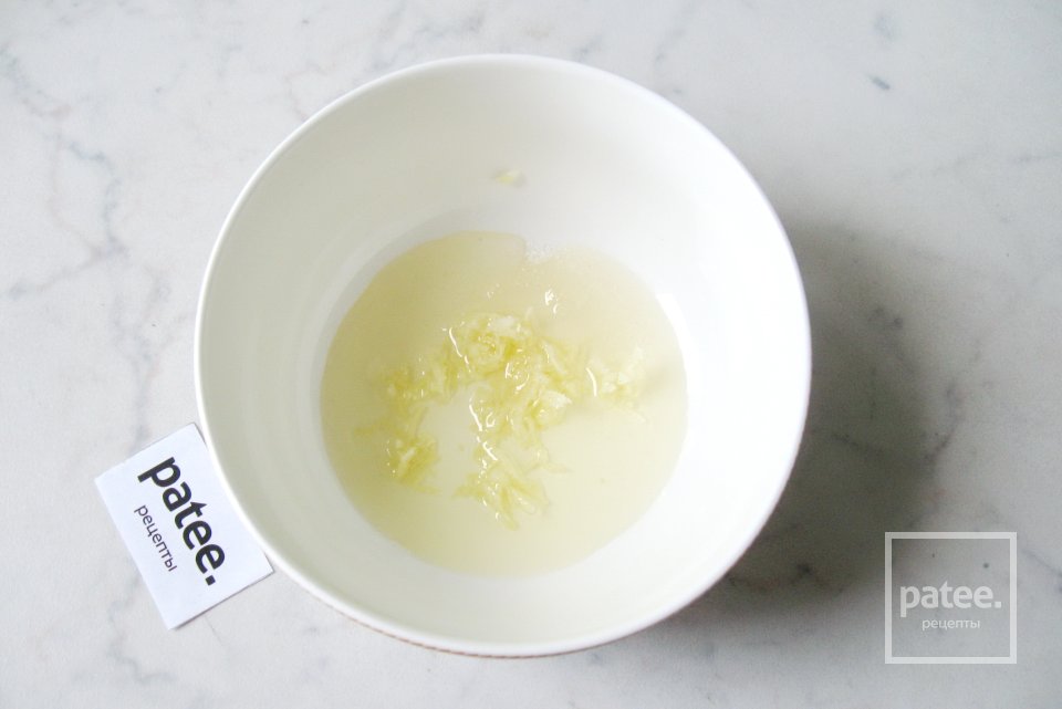 Салат с маринованными грибами и квашеной капустой - Шаг 10