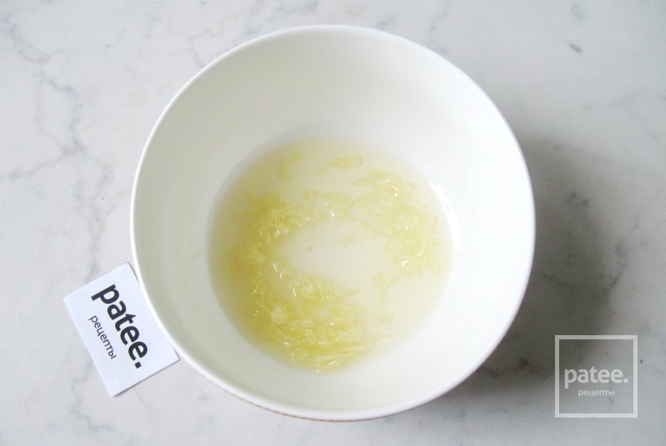 Салат с маринованными грибами и квашеной капустой - Шаг 11