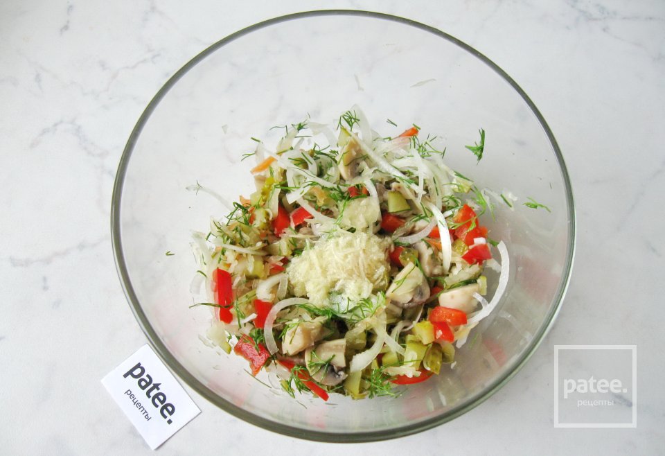 Салат с маринованными грибами и квашеной капустой - Шаг 12