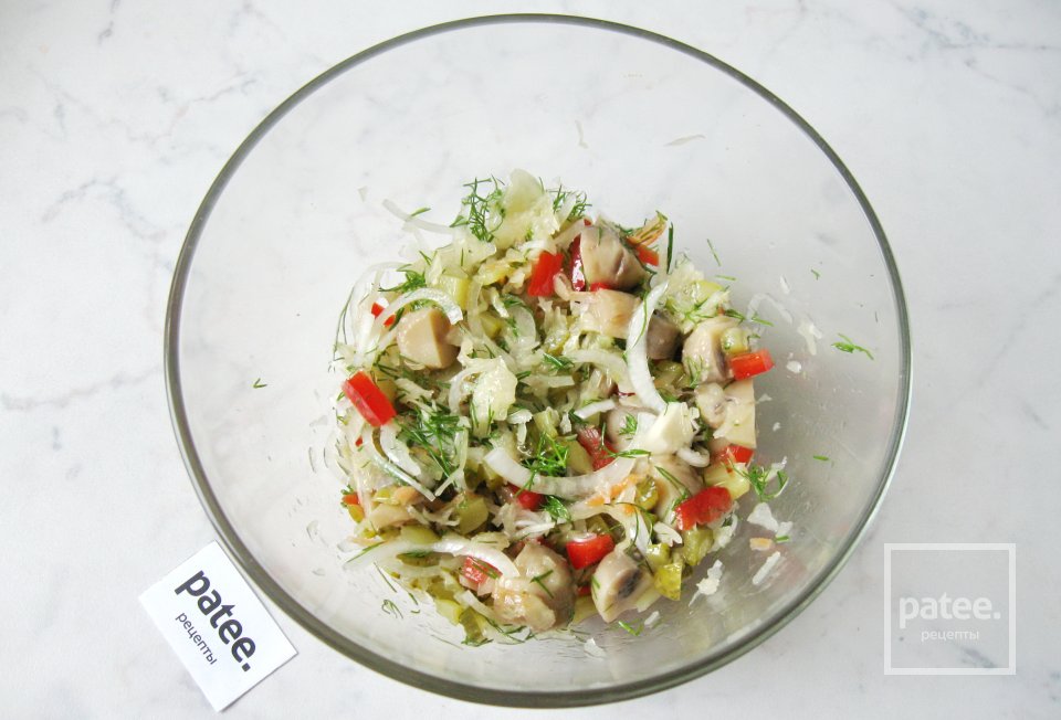 Салат с маринованными грибами и квашеной капустой - Шаг 13