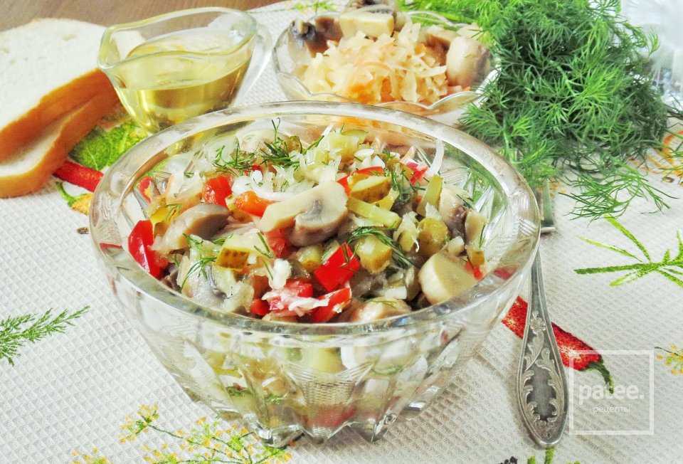 Салат с маринованными грибами и квашеной капустой - Шаг 14