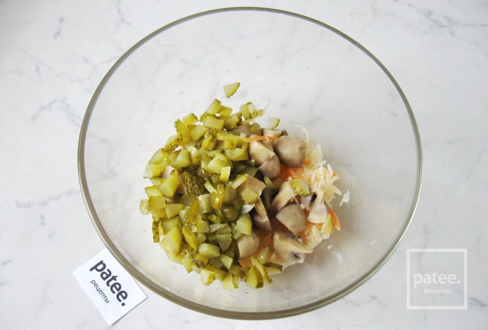 Салат с маринованными грибами и квашеной капустой - Шаг 4