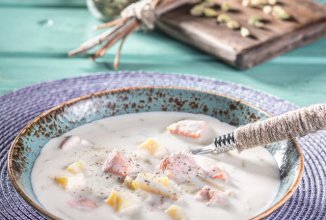 сырный суп с лососем, корневым сельдереем и кардамоном