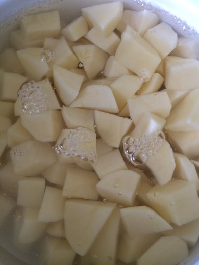 Картофель с тушенкой и томатной пастой - Шаг 1