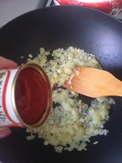 Картофель с тушенкой и томатной пастой - Шаг 3