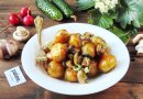 Молодой картофель с грибами и чесноком