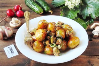Молодой картофель с грибами и чесноком