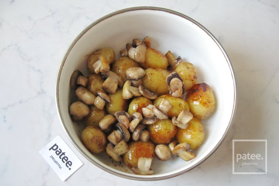 Молодой картофель с грибами и чесноком - Шаг 14