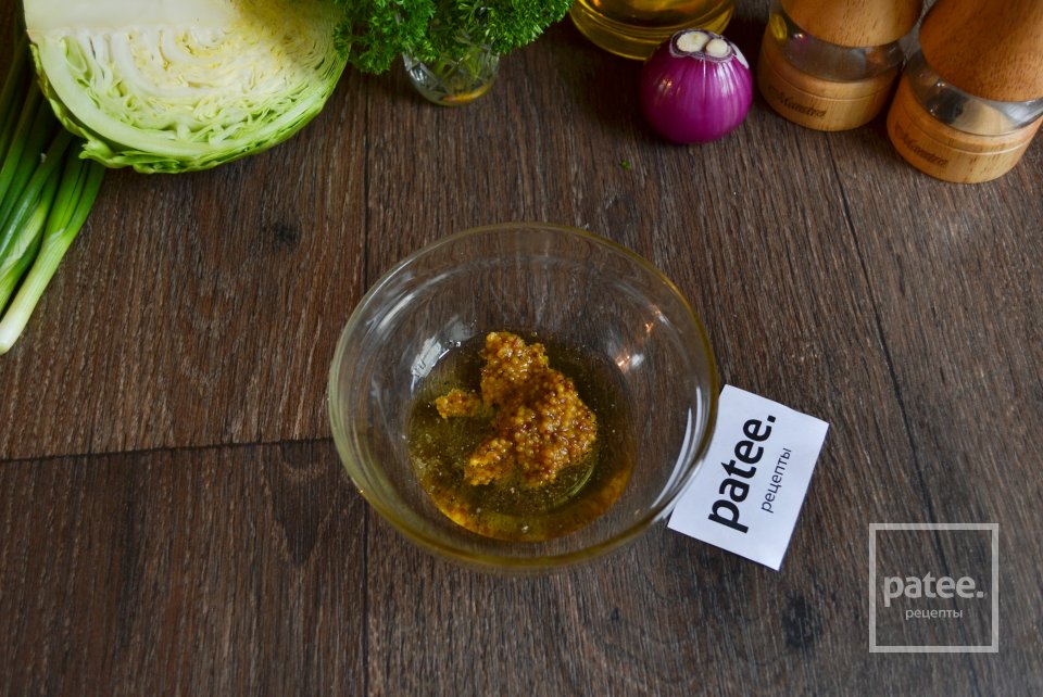 Салат из молодой капусты с медовой заправкой - Шаг 4