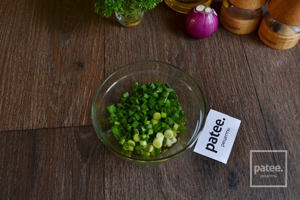 Салат из молодой капусты с медовой заправкой - Шаг 5