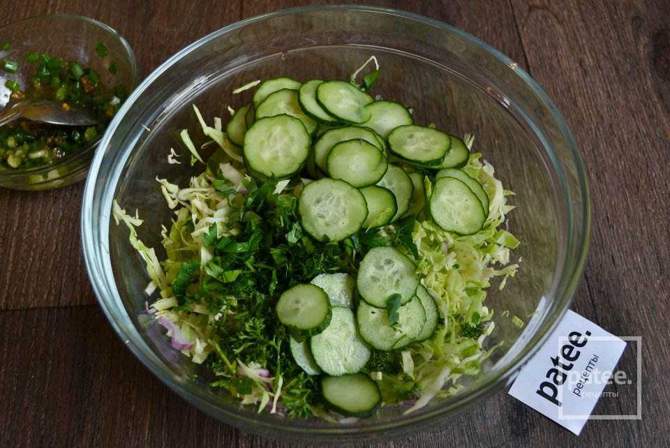 Салат из молодой капусты с медовой заправкой - Шаг 10