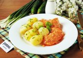 Куриная грудка в сырном соусе с молодым картофелем