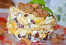 Салат с фасолью, сыром и сухариками