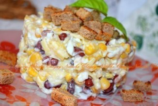 Салат с фасолью, сыром и сухариками