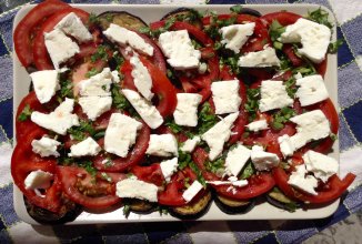 Закуска "Солнечный Кипр" с баклажанами, томатами и домашней брынзой.