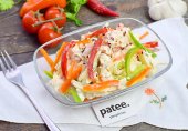 Куриный салат с болгарским перцем и яблоком