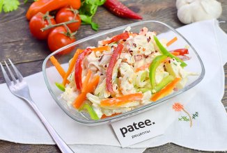 Куриный салат с болгарским перцем и яблоком