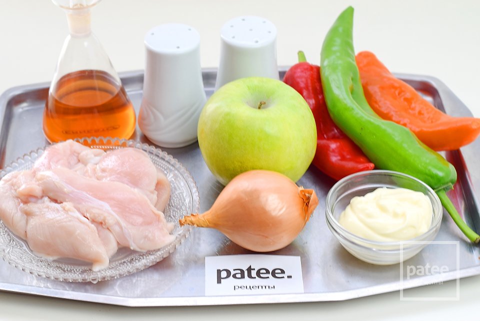 Куриный салат с болгарским перцем и яблоком - Шаг 1