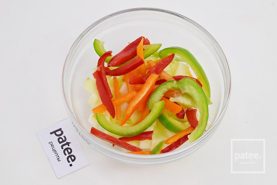 Куриный салат с болгарским перцем и яблоком - Шаг 6