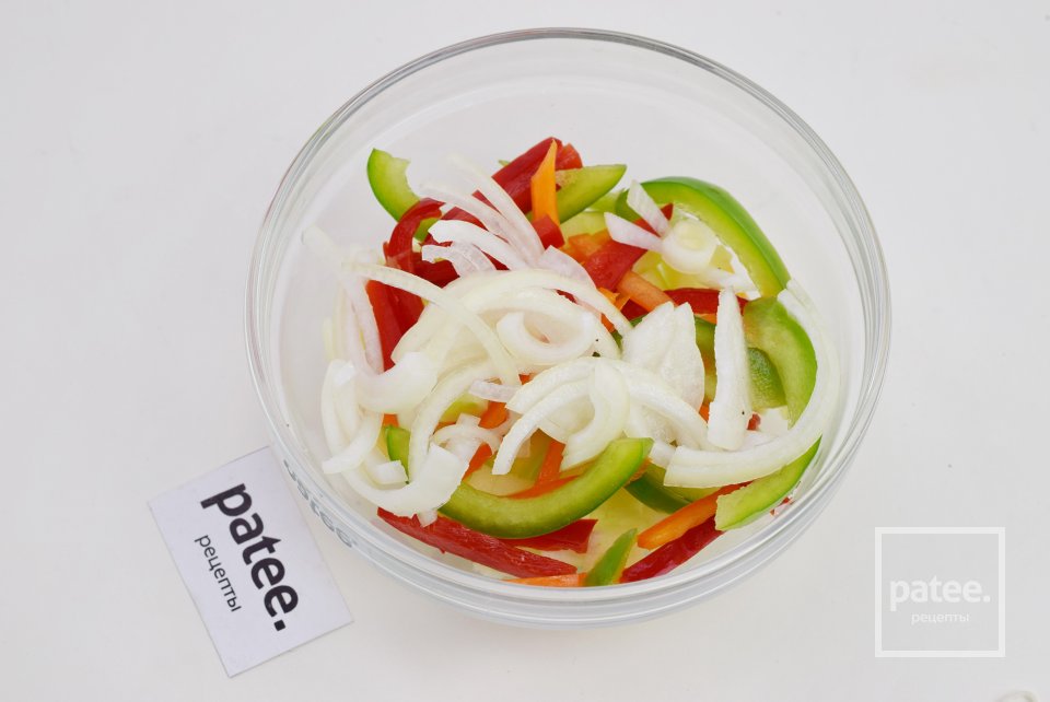 Куриный салат с болгарским перцем и яблоком - Шаг 7