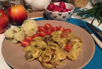 Паста с королевскими шампиньонами, курицей и Черри под соусом песто🌟👌🏻😌