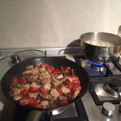 Паста с королевскими шампиньонами, курицей и Черри под соусом песто🌟👌🏻😌 - Шаг 5