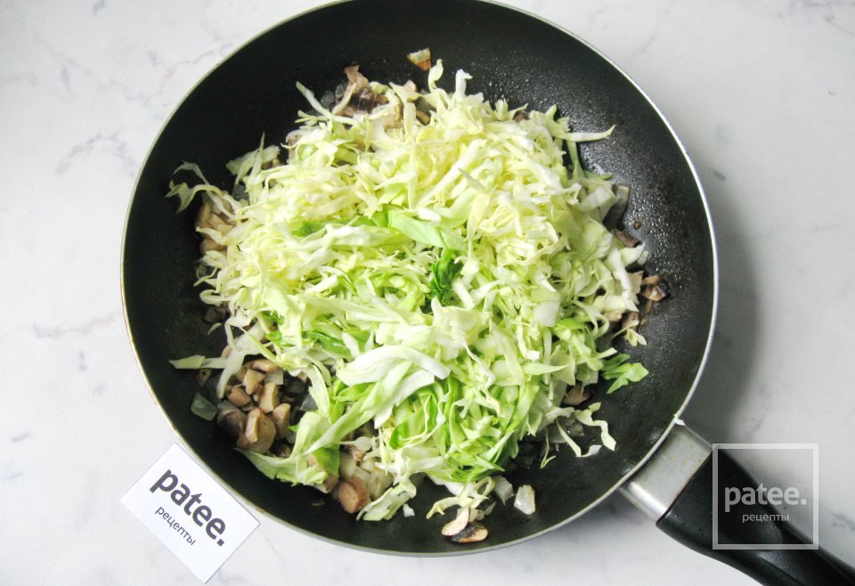 Пирожки с капустой и грибами - Шаг 10