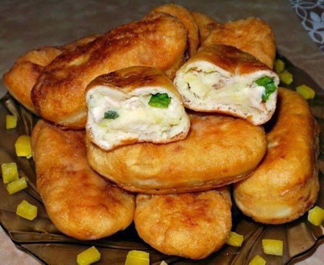 Пирожки жареные из нежного и воздушного дрожжевого теста с куриным мясом,зелёным луком и картофелем