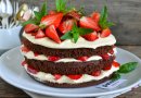 Шоколадный торт со сливочным кремом и клубникой