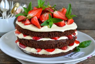 Шоколадный торт со сливочным кремом и клубникой