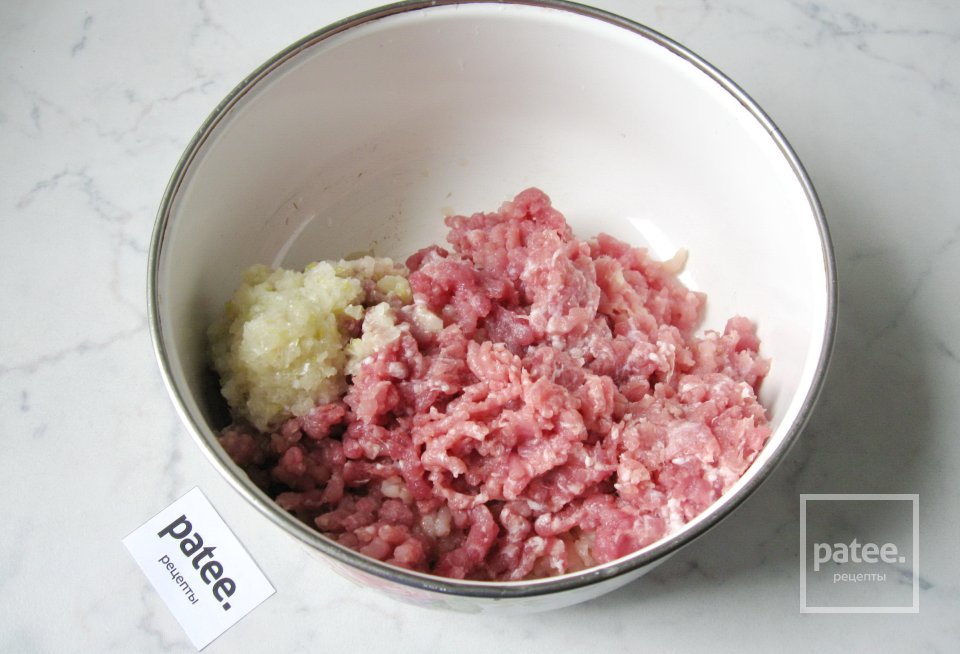 Котлеты из свинины с кабачком и сыром - Шаг 2