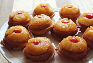 Простой рецепт обалденных маффинов с ананасом и вишней