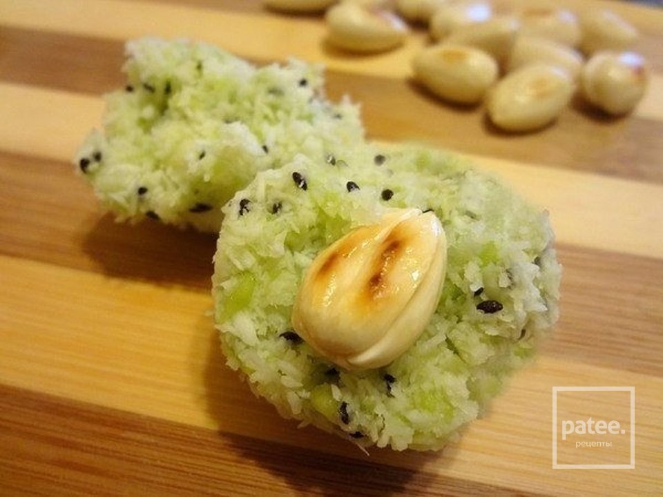 Сладкие шарики из киви с орехами - Шаг 4