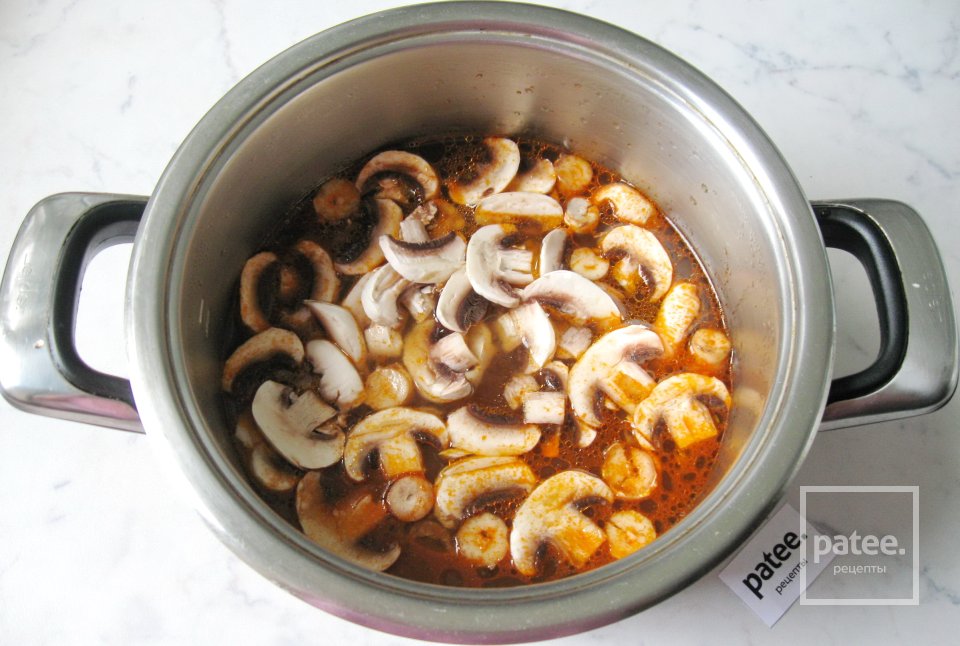 Солянка мясная с грибами и капустой - Шаг 9