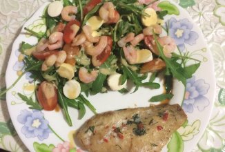 Филе морского окуня в маринаде из горчицы и перца чили с легким салатом заправленным своим соусом. :)