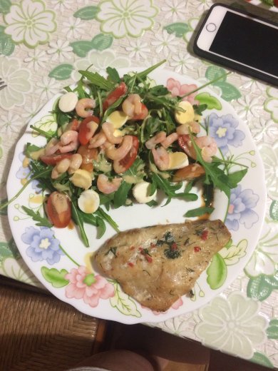 Филе морского окуня в маринаде из горчицы и перца чили с легким салатом заправленным своим соусом. :)
