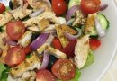 Салат с курицей и овощами