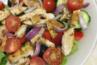 Салат с курицей и овощами