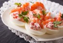 Фаршированные острыми креветками яйца