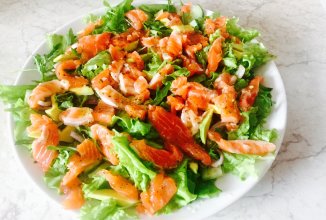 Салат с красной рыбой и авокадо