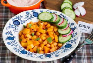 Картофель тушеный с томатом и отварным нутом