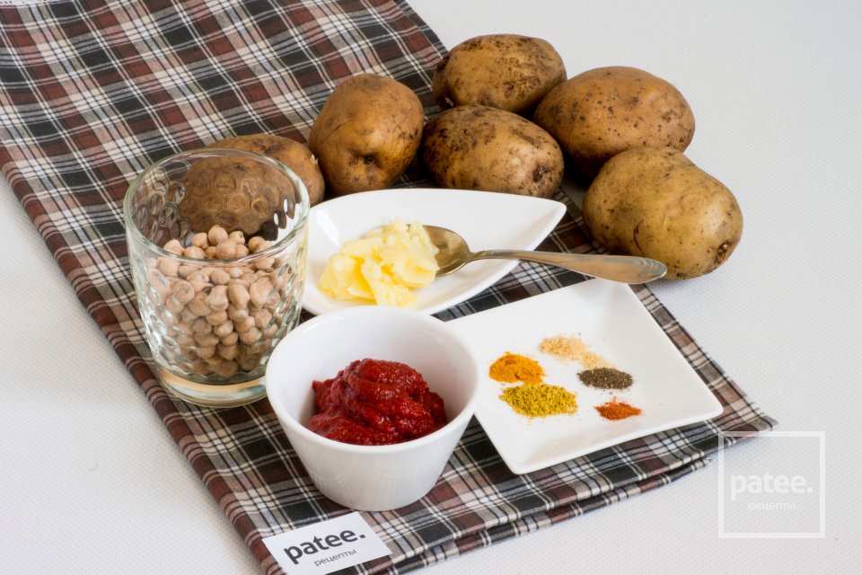 Картофель тушеный с томатом и отварным нутом - Шаг 1