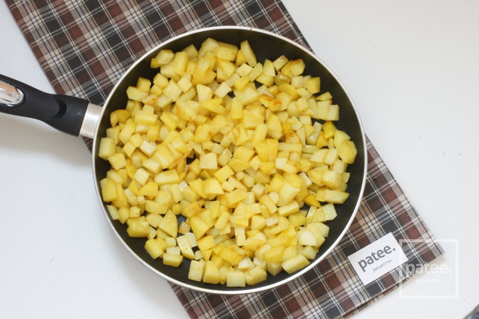 Картофель тушеный с томатом и отварным нутом - Шаг 7