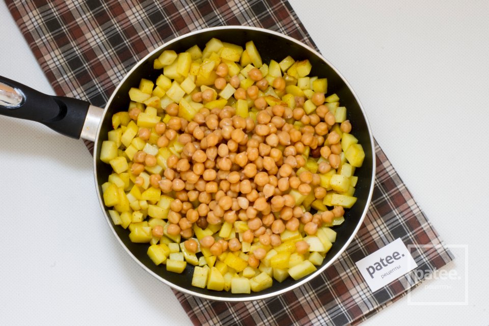 Картофель тушеный с томатом и отварным нутом - Шаг 8