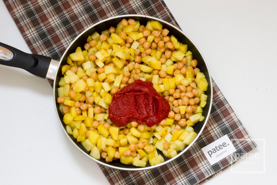 Картофель тушеный с томатом и отварным нутом - Шаг 9