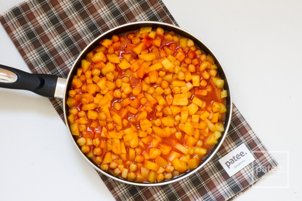 Картофель тушеный с томатом и отварным нутом - Шаг 10