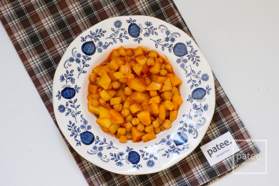 Картофель тушеный с томатом и отварным нутом - Шаг 11